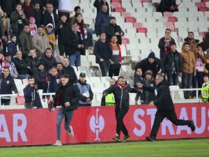 Sivasspor-fiorentina Maçında Sahaya Taraftar Girdi