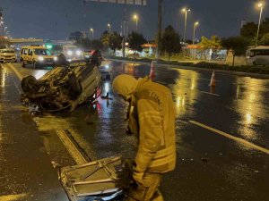 Refüjü Aştı, Karşı Şeritteki Araca Çarpıp Takla Attı: 3 Yaralı