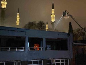 Fatih’te 3 Katlı Metruk Bina Alev Alev Yandı