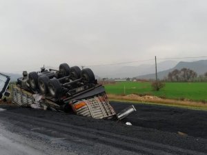 Nallıhan Ankara Yolunda Tır Şarampole Devrildi: 1 Yaralı