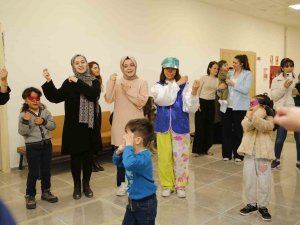 Üniversitesi Öğrencileri Depremden Etkilenen Çocuklarla Oyun Şenliğinde Buluştu