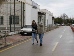 Kendisini Kamu Görevlisi Olarak Tanıtıp 8 Kişiyi Dolandıran Kadın Yakalandı