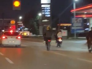 Motosikletli Gençlerin Trafikteki Tehlikeli Hareketleri Kameralarda