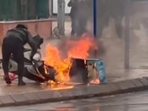Alev Alev Yanan Motosikletini Kurtarmak İçin Kendini Tehlikeye Attı