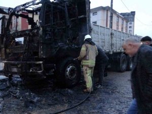 Pendik’te Kamyonun Alev Alev Yandığı Anlar Kamerada
