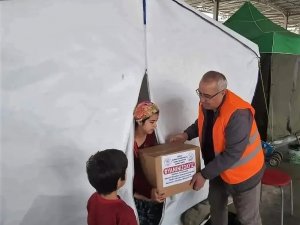 Başkan Arslan, Ramazan Kolilerini Depremzedelere Eliyle Teslim Etti