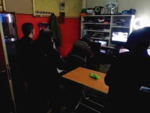 Tamir Yaptığı Sırada Telefon Patladı, Dükkandan Nasıl Kaçacağını Bilemedi