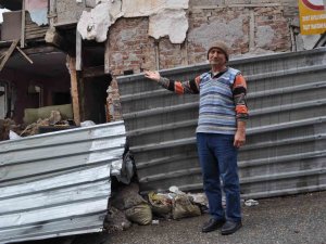 Duvarları Çöken Tarihi Bina Tehlike Saçıyor