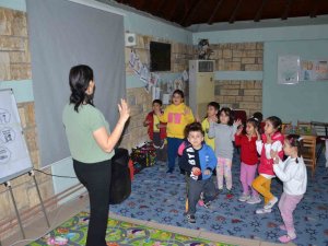 Minik Depremzedeler Korku Dolu Günleri Aşmaya Çalışıyor
