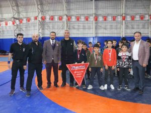 Minik Güreşçiler Madalyalarını Aldı