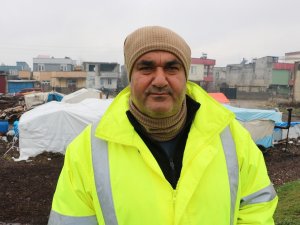Gönüllü Öğretmen, Depremzedelerin Yaralarının Sarılmasına Destek Oluyor