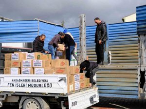 Akdağmadeni’nde Deprem Bölgesine Yardımlar Sürüyor
