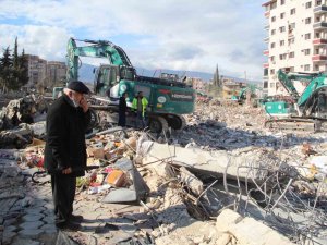 Enkazda Hatıra Arayan Yaşlı Adam: "Şu Enkazla, Ben De Enkaz Oluyorum"