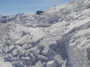 Başkale’de 5 Metreyi Bulan Karda Zorlu Yol Açma Çalışması