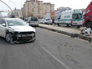 Diyarbakır’da Araçlar Çarpıştı, Sürücüler Burunları Bile Kanamadı