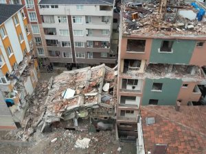Bahçelievler’de Bir Binanın Yıkım Çalışmaları Sırasında Kepçe Operatörü Sağlam Binanın Duvarına Hasar Verdi
