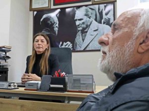 Ablası İle Ağabeyini Depremde Kaybeden Depremzede Muhtar, Acısını Depremzedelere Yardım Ederek Dindiriyor