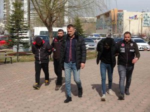 Fiorentinalı Futbolcunun Burnunu Kıran Ve Sahaya Giren İki Taraftar Tutuklandı