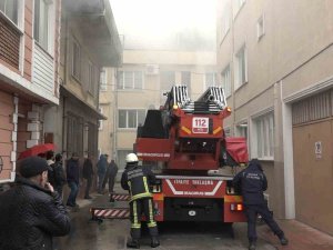 Bitişik Nizam Binanın Çatısında Çıkan Yangın, Mahalleliyi Sokağa Döktü
