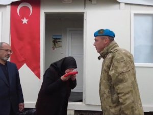 Mehmetçik’ten Şehit Piyade Üsteğmen Serkan Erkuş’un Malatya’da Yaşayan Ve Depremden Etkilenen Ailesine Anlamlı Ziyaret