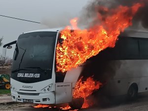 Aksaray’da 25 Öğrencinin Bulunduğu Servis Midibüsünde Yangın
