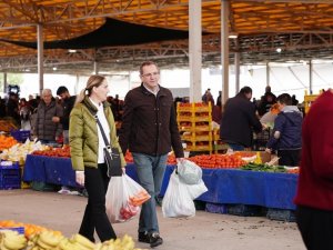 Ayvalık’ta Ergin Çiftinden Hem Alışveriş Hem Sohbet