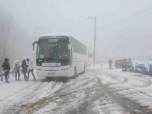 Kartepe’de Kar Aniden Bastırınca Araçlar Zirveye Çıkamadı