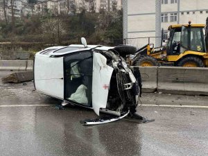 Refüje Çarpan Araç Takla Attı: 1 Yaralı