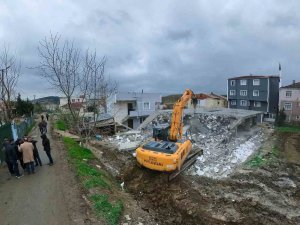 24 Kaçak Yapı Daha Belediye Ekipleri Tarafından Yıkıldı