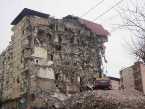 Diyarbakır’da Acil Yıkım Kararı Alınan Yapılar Bir Bir Yıkılıyor