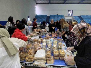 Kastamonu’da 2,5 Saatte Binden Fazla Ürün Satıldı, Geliri Depremzedelere Bağışlandı