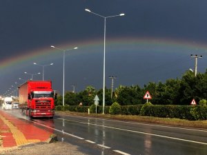 Mersin’de Sağanak Sonrası Gökkuşağı Renkli Görüntüler Oluşturdu