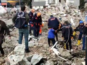 Kayıp Olarak Aranan Kişinin Cenazesi Enkaz Altında Bulundu