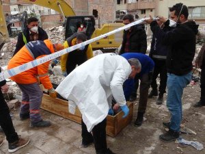 Depremde Yıkılan Binanın Enkazında Erkek Cesedi Bulundu