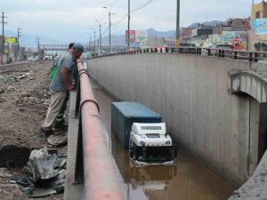 Peru’da Taşan Nehir Evi Yerle Bir Etti