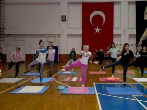 Kuşadası Belediyesi’nden Kadınlar İçin Pilates Dersi