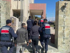 İ̇zmir’de Okula Dadanan Hırsızlar Jandarmadan Kaçamadı