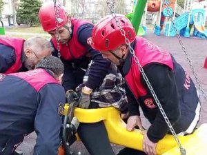 Eğlenmek İçin Bindiği Salıncak Adeta Kabusu Oldu
