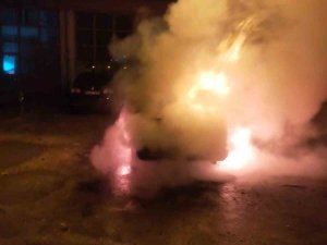 Otomobil Alev Alev Yandı, Geriye Demir Yığınları Kaldı