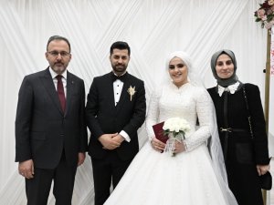 Bakan Kasapoğlu Depremzede Çiftin Nikah Şahidi Oldu