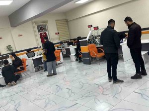 Van’da Vatandaşlar Nüfus Müdürlüklerine Akın Etti