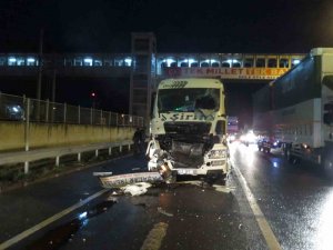 Konteyner Yüklü Tır, Kırmızı Işıkta Duran Bir Tıra Çarptı: 1 Yaralı