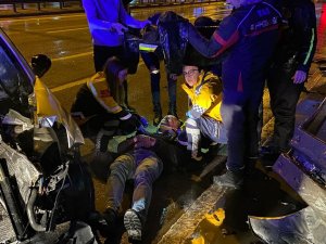 Kocaeli’de Kontrolden Çıkan Otomobil Demir Bariyerlere Çarptı: 3 Yaralı