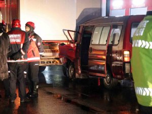 Minibüs, Deprem Bölgesine Konteyner Götüren Tıra Ok Gibi Saplandı: 1 Ölü, 2 Yaralı