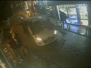 Galata’da Dehşet Anları Kamerada: Otomobil Yayaların Arasına Daldı