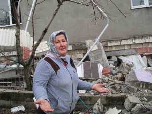 Hatay’da 2 Katlı Bina Çöktü, 4 Kişilik Aileyi Ek Kolonlar Kurtardı