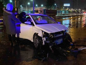 Yol Çalışması Olan Bölgede Otomobiliyle Beton Bariyerlere Çarptı: 2 Yaralı