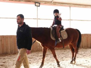 Miniklere Ücretsiz At Biniş Eğitimleri Veriliyor