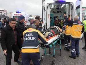 Su Birikintisine Dalan Otomobil Tıra Çarptı: 3 Yaralı