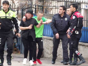 Kavga Ettiği Dini Nikahlı Eşini Bıçakla Yaralayıp Arabaya Zarar Verdi